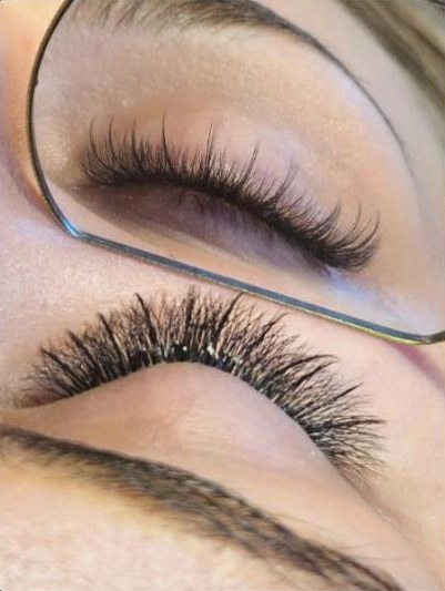 Stylizacja rzęs Wispy z wyraźnymi, dłuższymi kępkami, zamknięte oko i jego odbicie w lusterku